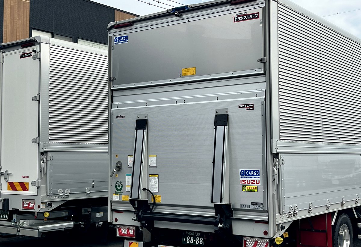 パワーゲート付きトラックの荷台後方とウイング車両